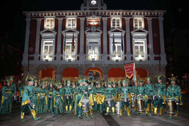 La 'Truchona Minera del Caudal' protagoniza las celebraciones carnavaleras que llenaron las calles de vecinos y visitantes.