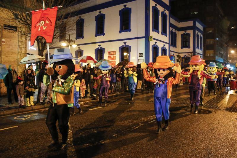 La 'Truchona Minera del Caudal' protagoniza las celebraciones carnavaleras que llenaron las calles de vecinos y visitantes.