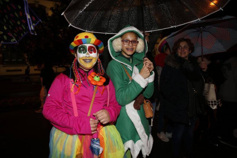 La 'Truchona Minera del Caudal' protagoniza las celebraciones carnavaleras que llenaron las calles de vecinos y visitantes.