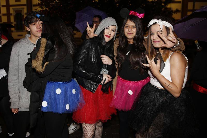 La 'Truchona Minera del Caudal' protagoniza las celebraciones carnavaleras que llenaron las calles de vecinos y visitantes.