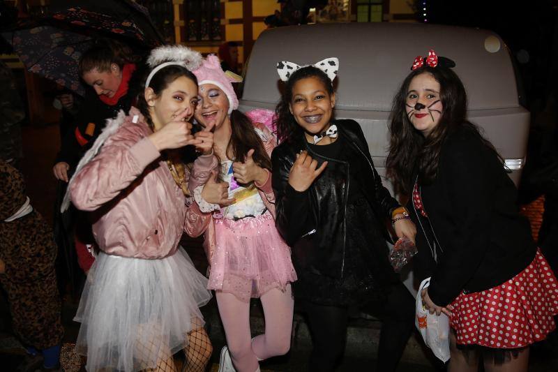 La 'Truchona Minera del Caudal' protagoniza las celebraciones carnavaleras que llenaron las calles de vecinos y visitantes.