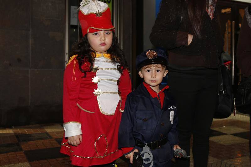 La 'Truchona Minera del Caudal' protagoniza las celebraciones carnavaleras que llenaron las calles de vecinos y visitantes.