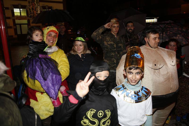 La 'Truchona Minera del Caudal' protagoniza las celebraciones carnavaleras que llenaron las calles de vecinos y visitantes.