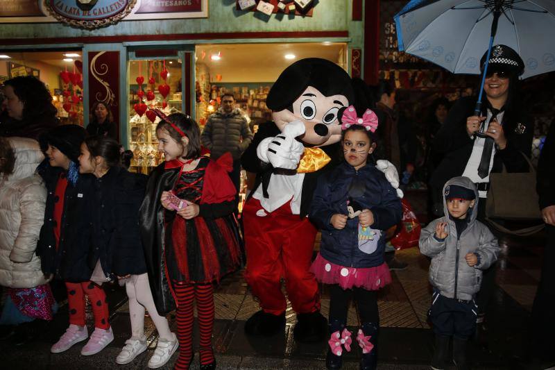 La 'Truchona Minera del Caudal' protagoniza las celebraciones carnavaleras que llenaron las calles de vecinos y visitantes.