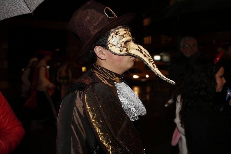 La 'Truchona Minera del Caudal' protagoniza las celebraciones carnavaleras que llenaron las calles de vecinos y visitantes.