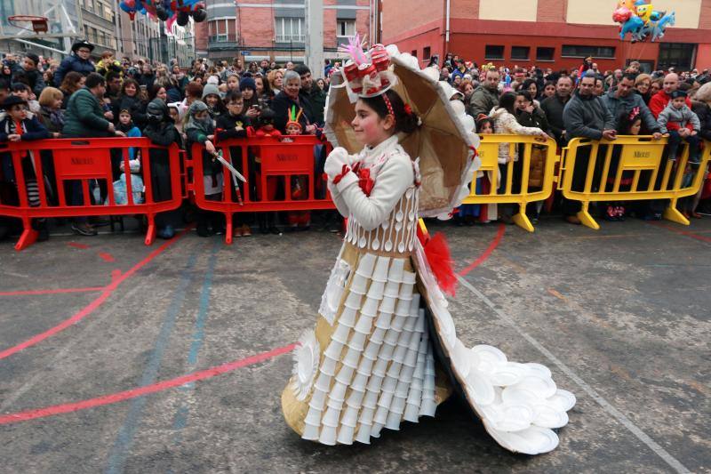 La 'Truchona Minera del Caudal' protagoniza las celebraciones carnavaleras que llenaron las calles de vecinos y visitantes.
