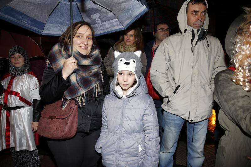 La 'Truchona Minera del Caudal' protagoniza las celebraciones carnavaleras que llenaron las calles de vecinos y visitantes.