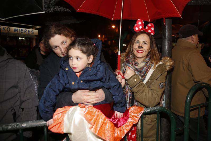 La 'Truchona Minera del Caudal' protagoniza las celebraciones carnavaleras que llenaron las calles de vecinos y visitantes.