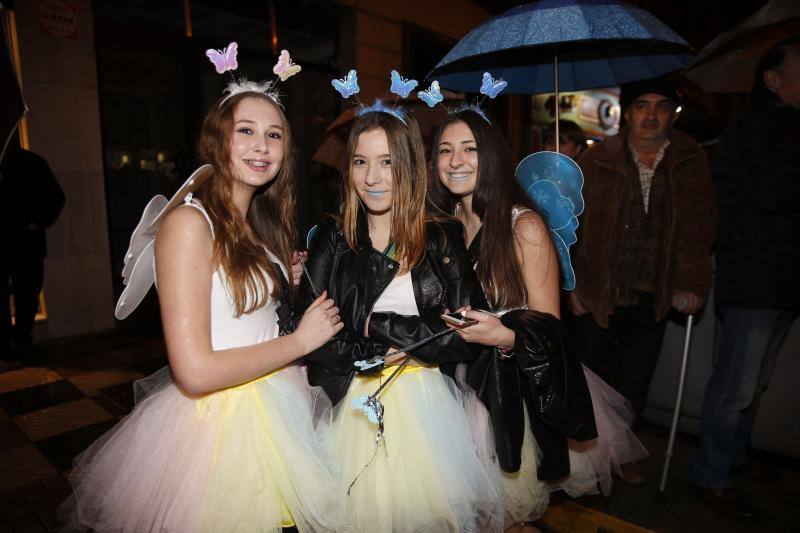 La 'Truchona Minera del Caudal' protagoniza las celebraciones carnavaleras que llenaron las calles de vecinos y visitantes.