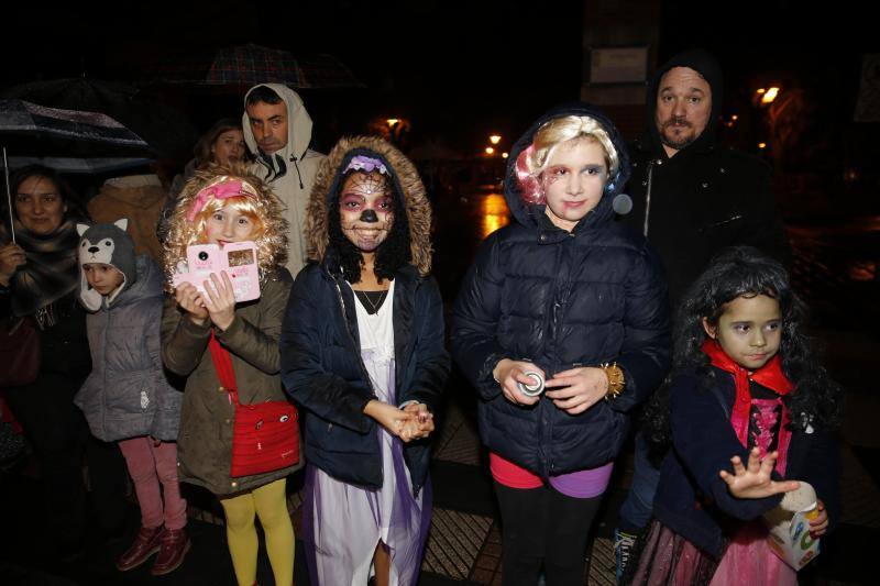 La 'Truchona Minera del Caudal' protagoniza las celebraciones carnavaleras que llenaron las calles de vecinos y visitantes.