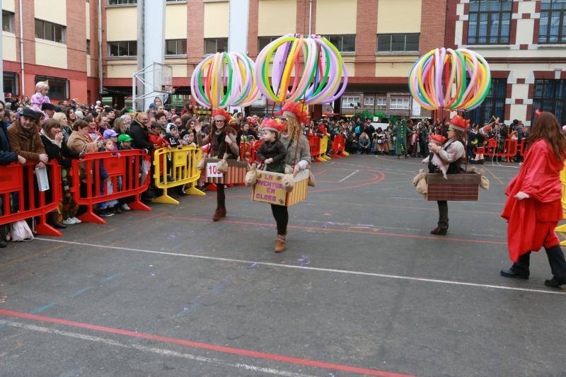 La 'Truchona Minera del Caudal' protagoniza las celebraciones carnavaleras que llenaron las calles de vecinos y visitantes.