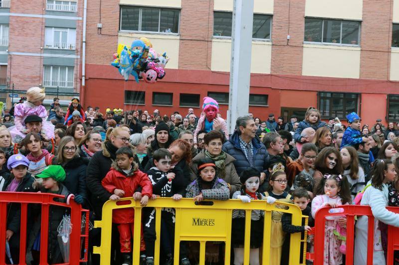La 'Truchona Minera del Caudal' protagoniza las celebraciones carnavaleras que llenaron las calles de vecinos y visitantes.