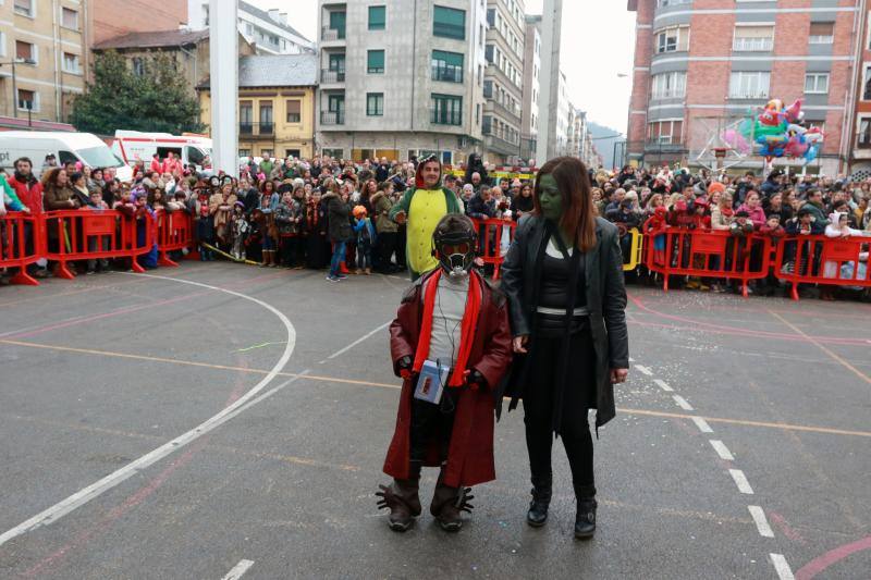 La 'Truchona Minera del Caudal' protagoniza las celebraciones carnavaleras que llenaron las calles de vecinos y visitantes.