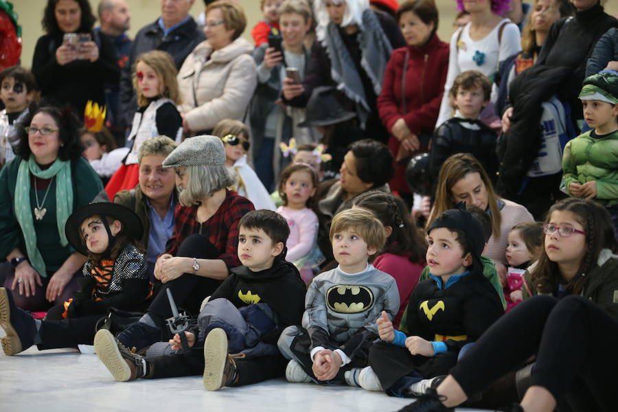 El desfile infantil y el concierto de Petit Pop marcan la primera jornada de la celebración carnavalera en la capital asturiana.