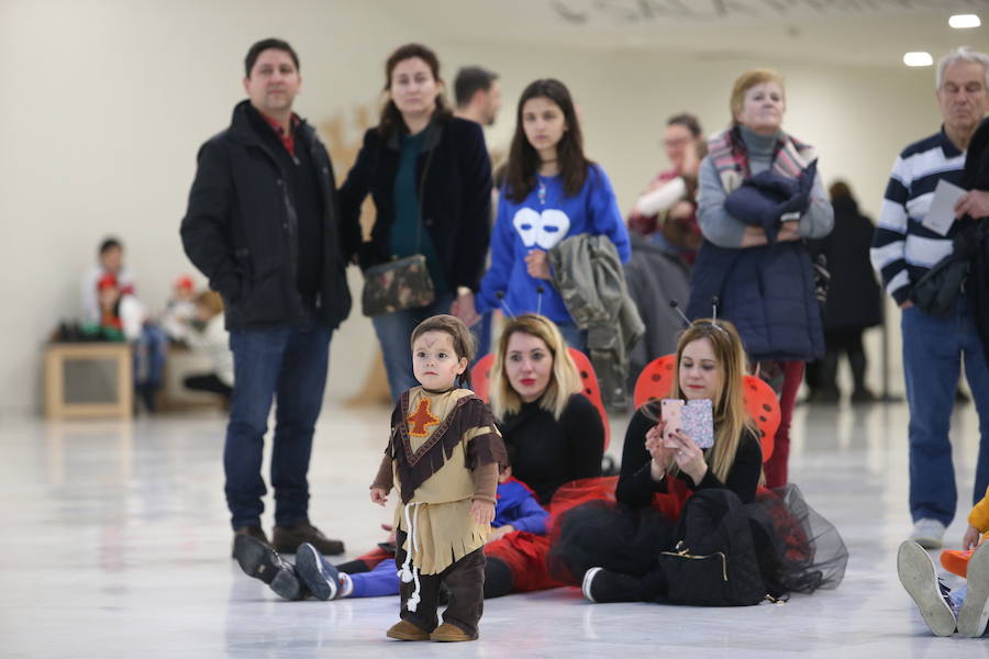 El desfile infantil y el concierto de Petit Pop marcan la primera jornada de la celebración carnavalera en la capital asturiana.