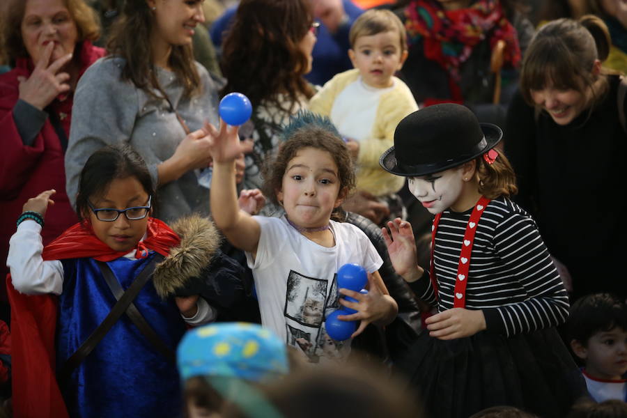 El desfile infantil y el concierto de Petit Pop marcan la primera jornada de la celebración carnavalera en la capital asturiana.