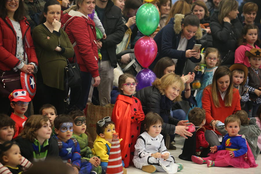 El desfile infantil y el concierto de Petit Pop marcan la primera jornada de la celebración carnavalera en la capital asturiana.