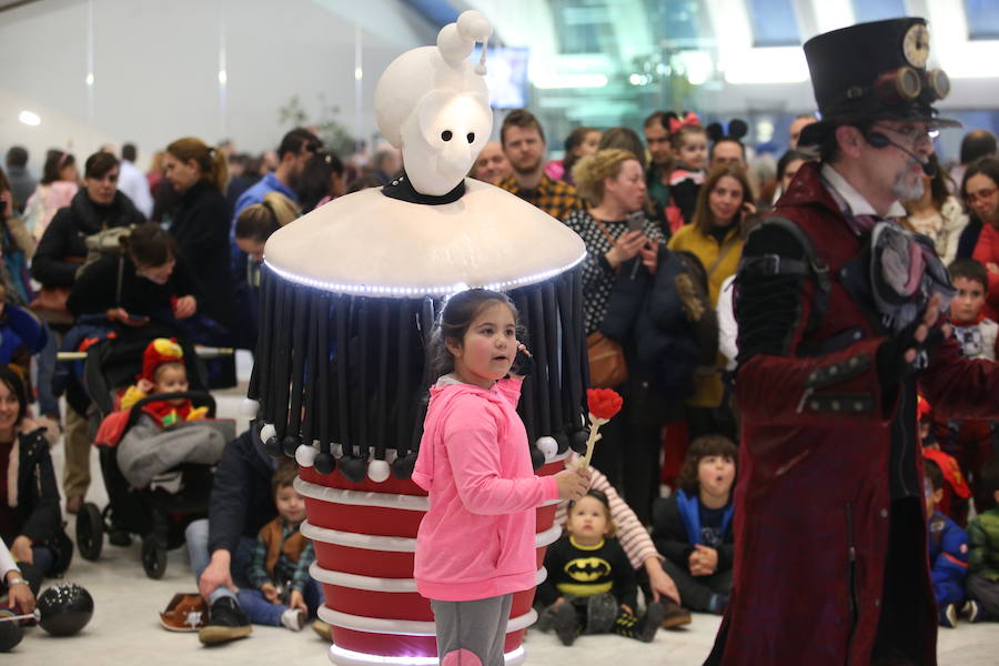 El desfile infantil y el concierto de Petit Pop marcan la primera jornada de la celebración carnavalera en la capital asturiana.