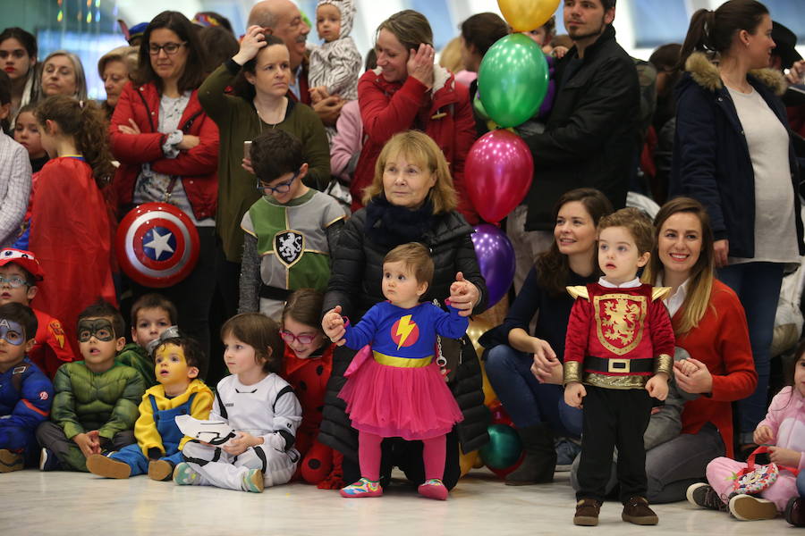 El desfile infantil y el concierto de Petit Pop marcan la primera jornada de la celebración carnavalera en la capital asturiana.