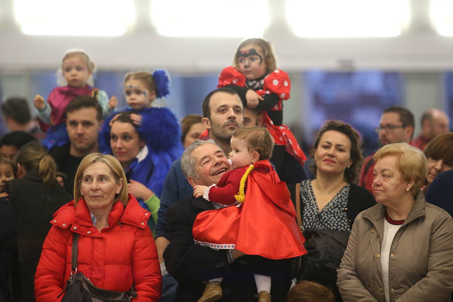 El desfile infantil y el concierto de Petit Pop marcan la primera jornada de la celebración carnavalera en la capital asturiana.