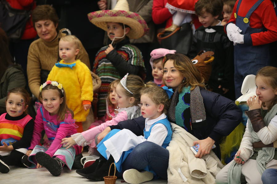 El desfile infantil y el concierto de Petit Pop marcan la primera jornada de la celebración carnavalera en la capital asturiana.