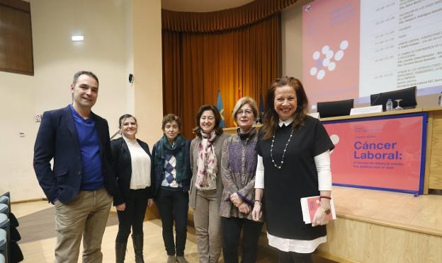 A la derecha, Miriam Fernández, directora del Instituto de Riesgos Laborales, junto al resto de ponentes de la jornada. 