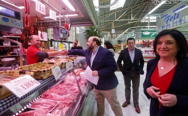 Agustín Iglesias Caunedo saluda a un comerciante de El Fontán en presencia de los ediles José Ramón Pando y Belén Fernández. 