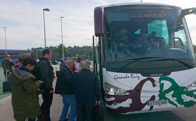 Los pasajeros, cogiendo el autobús en Santander para desplazarse a Asturias. 