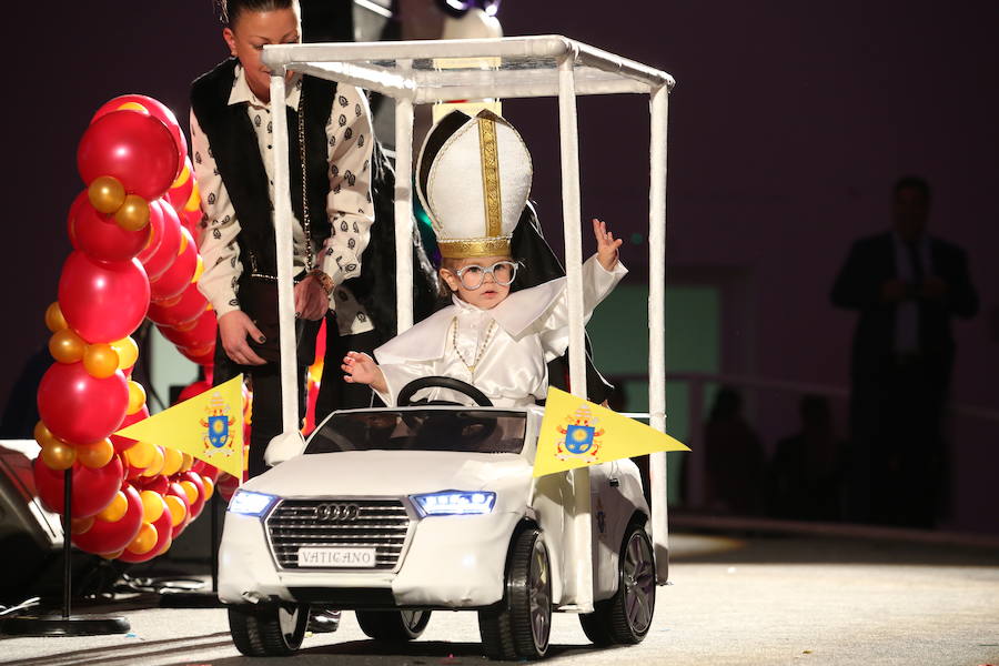 Los más pequeños mostraron sus originales disfraces en el Palacio de Congresos, donde pudo verse a María de Nazaret o el Papa Francisco sobre el escenario.