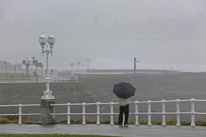 El fenómeno meteorológico ha provocado cancelaciones, retrasos y desviaciones de vuelos a Santander. 