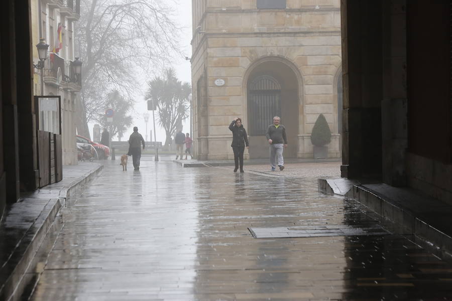 El fenómeno meteorológico ha provocado cancelaciones, retrasos y desviaciones de vuelos a Santander. 