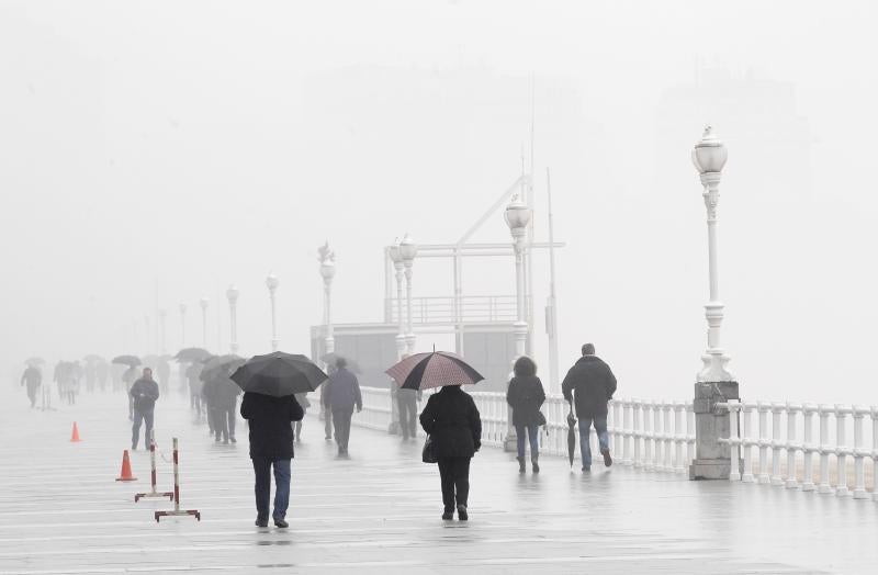 El fenómeno meteorológico ha provocado cancelaciones, retrasos y desviaciones de vuelos a Santander. 