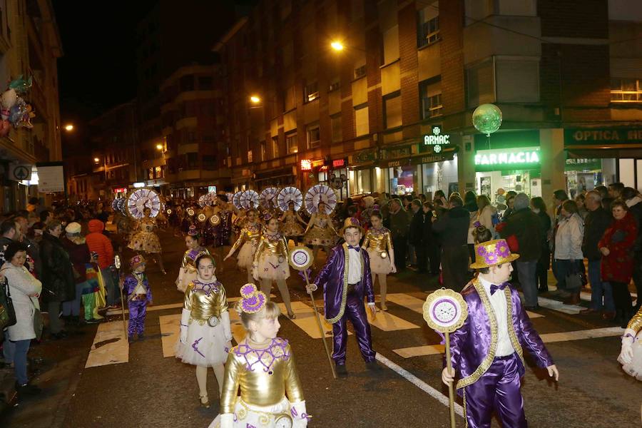 Espectaculares carrozas y variopintos disfraces que arrancaron muchas sonrisas desfilaron por las calles de la capital parraguesa.