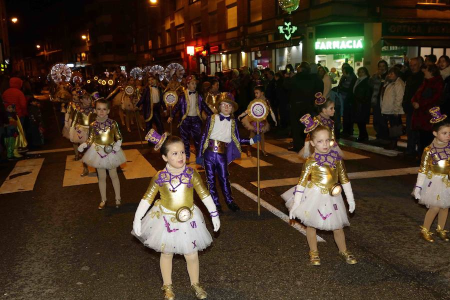 Espectaculares carrozas y variopintos disfraces que arrancaron muchas sonrisas desfilaron por las calles de la capital parraguesa.