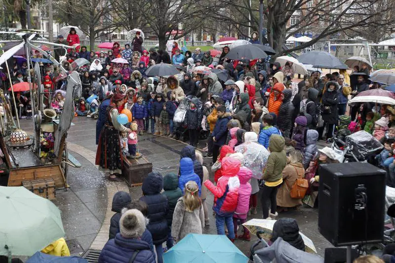 La inauguración oficial del festival repite éxito de público de la jornada previa pese a las inclemencias