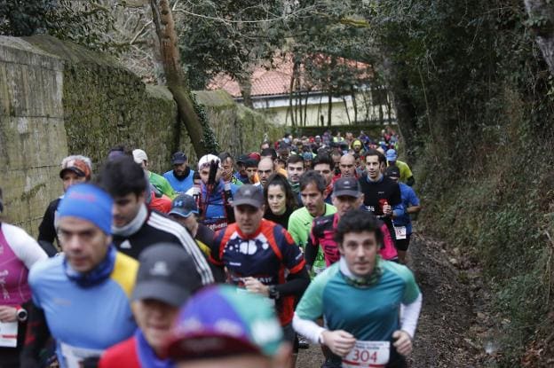 El momento de la salida de los participantes de la IV Carrera de Montaña Trail Gijón, ayer en el camping de Deva. 