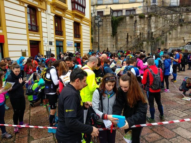 Participantes en la prueba consultan un mapa. 