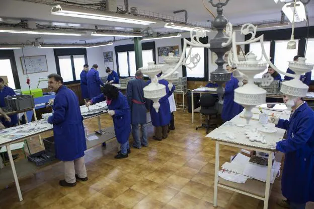 Un grupo de trabajadores de un centro especial de empleo de Gijón, en plena faena. 