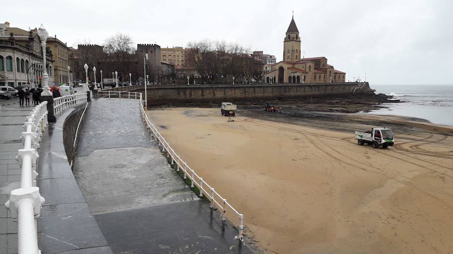 Operarios de Emulsa han iniciado las labores de limpieza de la mancha de carbón aparecida este domingo en la playa de San Lorenzo.