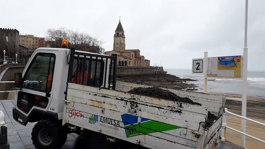 Operarios de Emulsa han iniciado las labores de limpieza de la mancha de carbón aparecida este domingo en la playa de San Lorenzo.