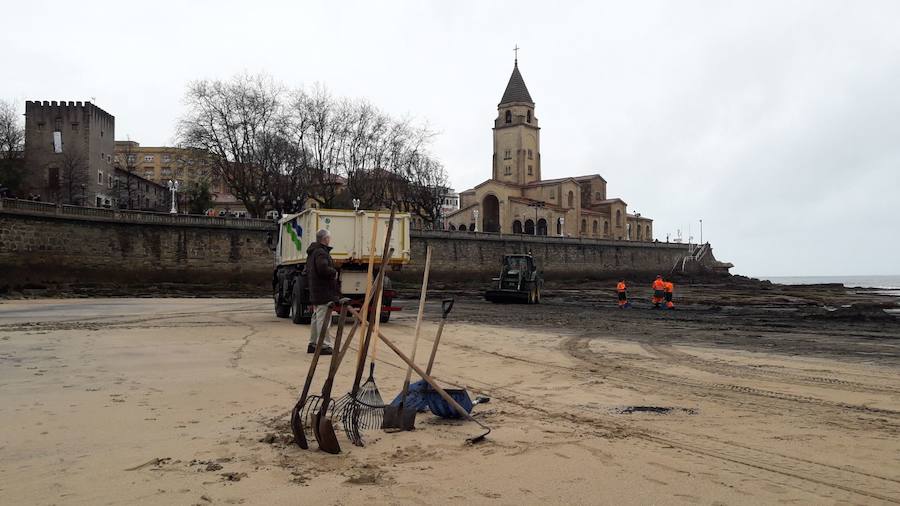 Operarios de Emulsa han iniciado las labores de limpieza de la mancha de carbón aparecida este domingo en la playa de San Lorenzo.