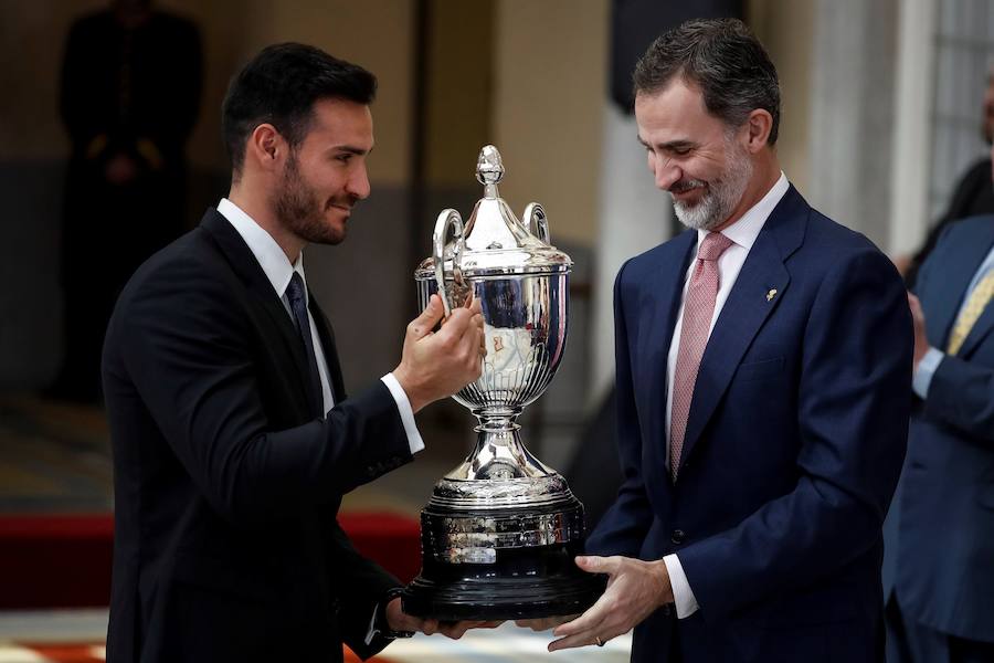 El rey Felipe hace entrega del Premio que lleva su nombre al mejor deportista del 2016 a Saúl Craviotto (i), ganador de cuatro medallas olímpicas.