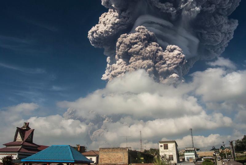 El Sinabung llevaba 4 siglos inactivo hasta 2010. Desde ese año, se han registrado erupciones en el 2014 y el 2016, dejando un total de 25 muertos