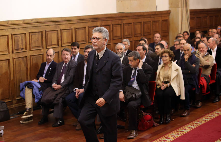 En la ceremonia, tomaron posesión 39 catedráticos, 41 profesores titulares, el decano de la Facultad de Biología, el director de la Escuela Superior de la Marina Civil, seis directores y directoras de departamento, el director de la Casa de las Lenguas, los directores del Instituto de Neurociencias (INEUROPA), del Instituto Universitario de Química Organometálica 'Enrique Moles' y del Instituto Universitario de Biotecnología (IUBA).