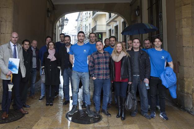 Bomberos, organizadores, ediles y la familia de Eloy Palacio, ayer, en la plaza del Ayuntamiento. 