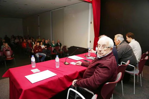 Raimundo González, antes de comenzar su charla. :: NEL ACEBAL