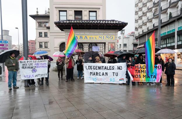 Concentración celebrada en Gijón en memoria del joven transexual que se suicidó en Vizcaya. 