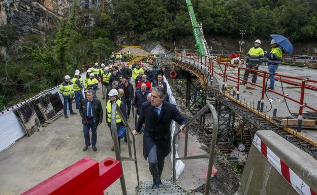 Fomento afirma que su intención es acordar con los partidos el futuro del peaje del Huerna