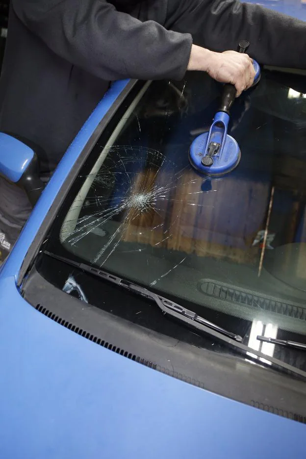 La luna de uno de los cinco coches golpeados, rota. 