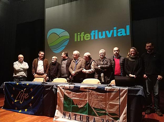 El director del proyecto, Jorge Marquínez, quinto por la derecha, en la presentación en Vegadeo. 